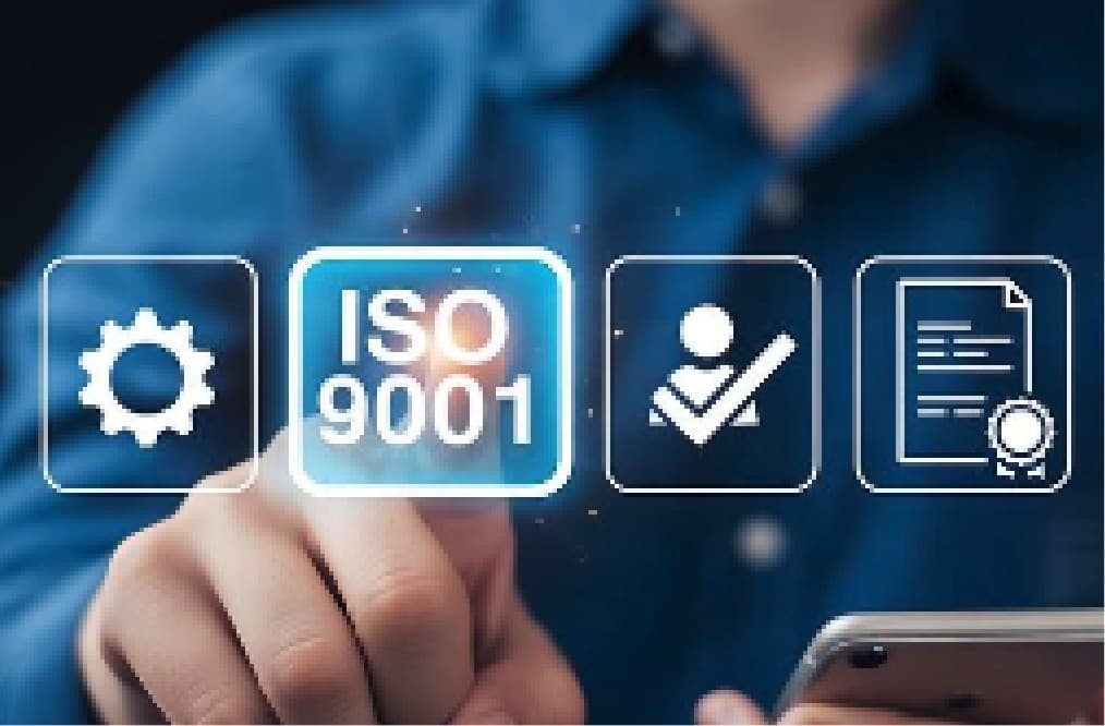 ISO-9001-Symbole auf einem digitalen Bildschirm